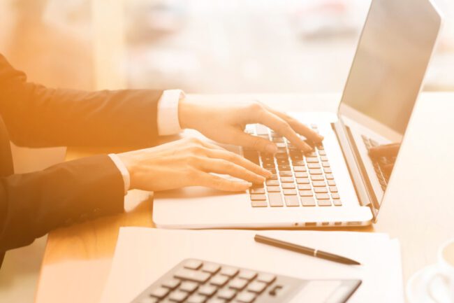 asesoría laboral en Valencia - ordenador