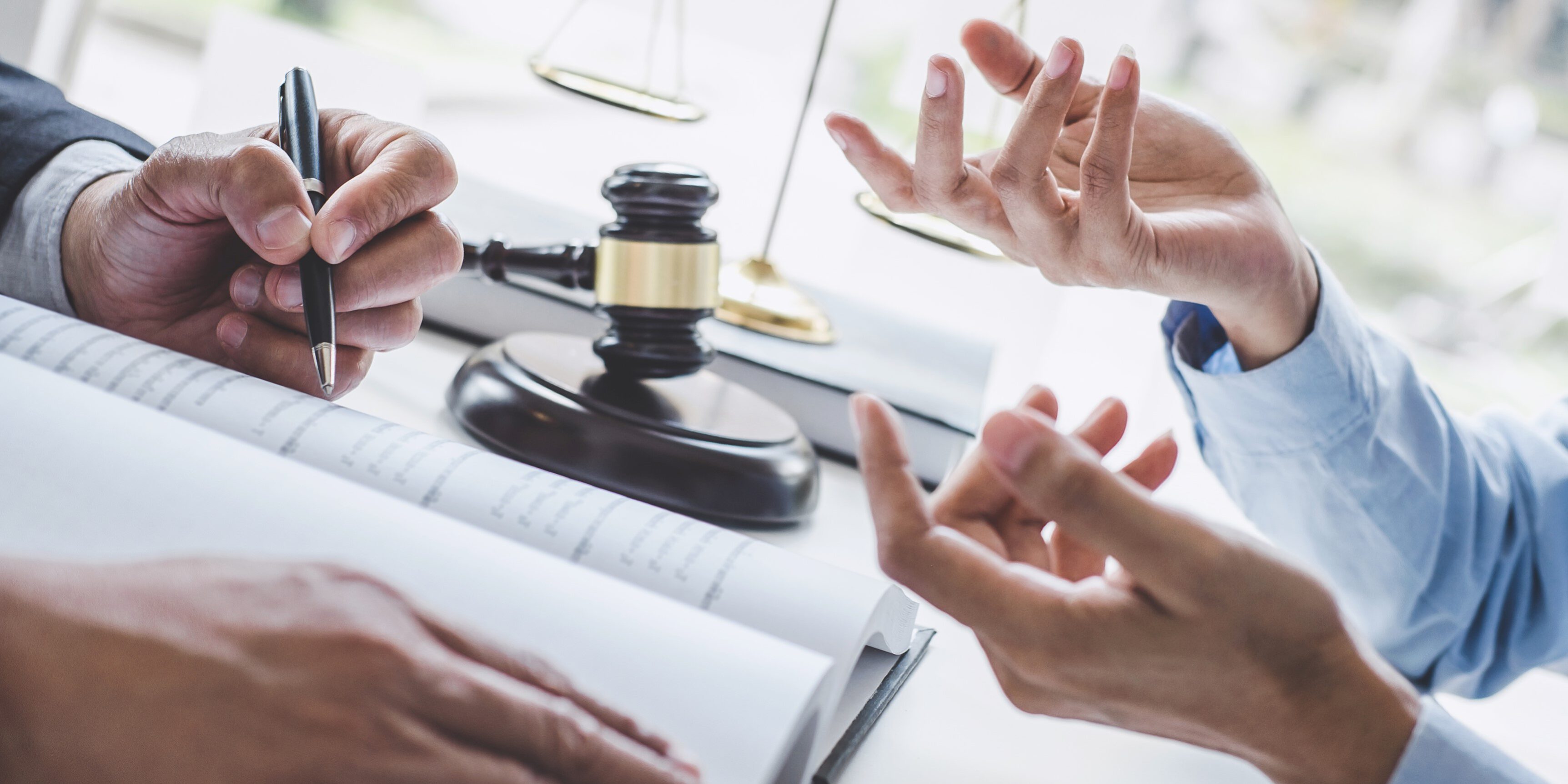 asesor fiscal en Valencia - martillo