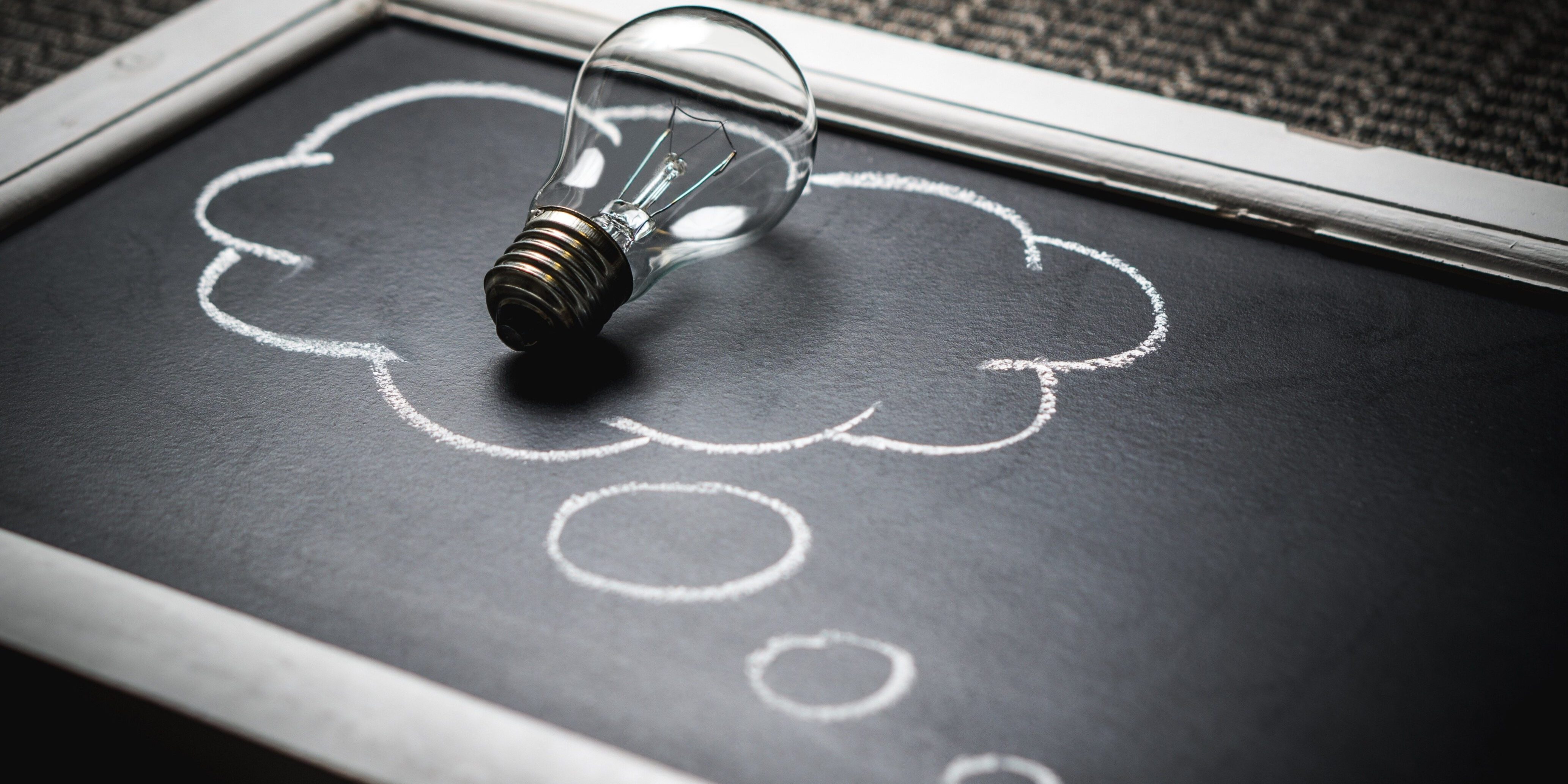 asesoría para montar empresa en Valencia - bombilla y pizarra