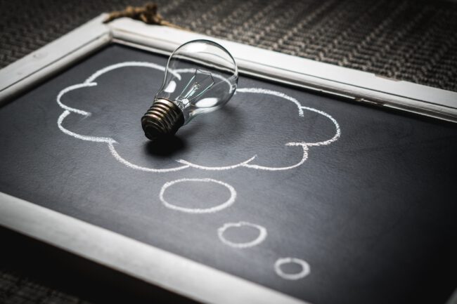 asesoría para montar empresa en Valencia - bombilla y pizarra