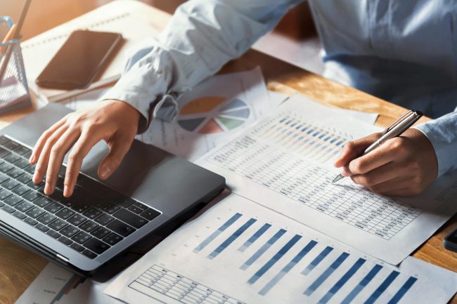 asesoría fiscal para criptomonedas en Valencia - cuetnas en la computadora