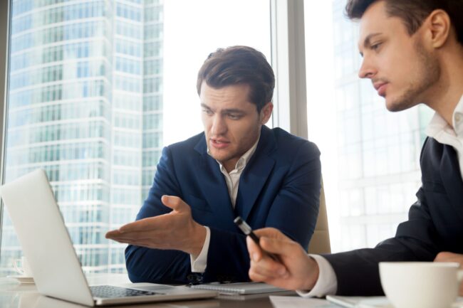 asesoría para pymes en valencia - asesor con cliente