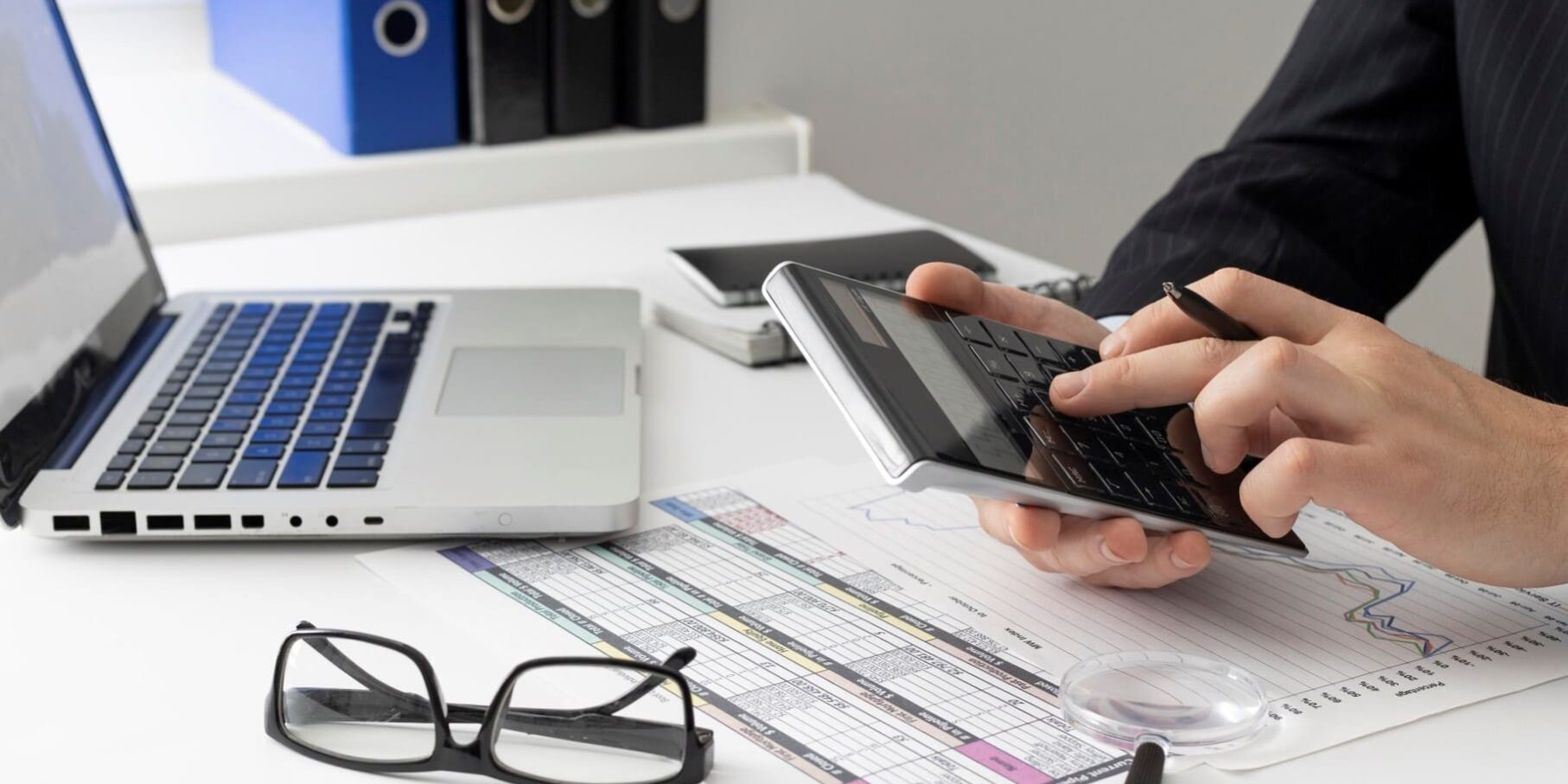 asesoría fiscal para SL en Valencia - calculadora y gafas