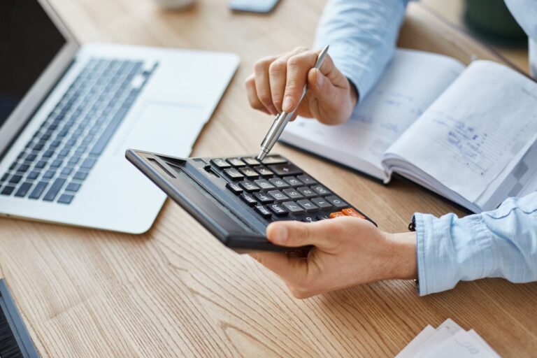 asesoría fiscal para SL en Valencia - mesa de madera