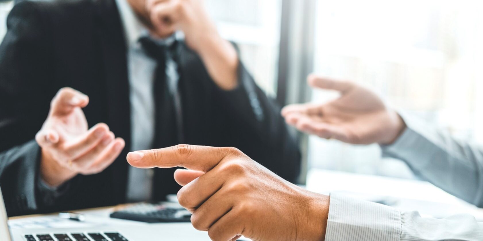 asesoría para pymes en Valencia - manos ordenador portatil