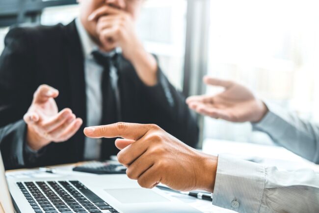 asesoría para pymes en Valencia - manos ordenador portatil