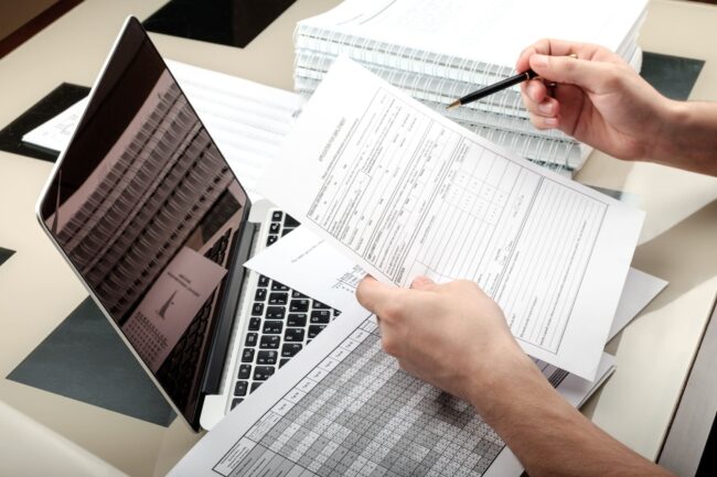 gestor para la declaración de la renta en Valencia - manos