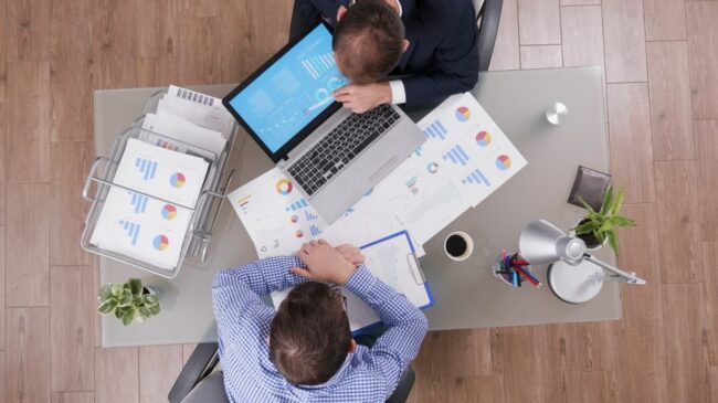 Asesoría especializada en SL en Valencia-mesa desde arriba