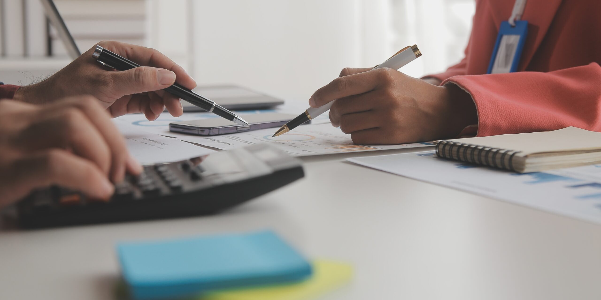 Asesoría plan general contable en Valencia revisando documentos financieros y cálculos fiscales en oficina Asesoría plan general contable en Valencia revisando documentos financieros y cálculos fiscales en oficina