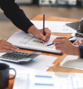 Equipo de asesoría plan general contable en Valencia analizando informes contables y gráficos financieros